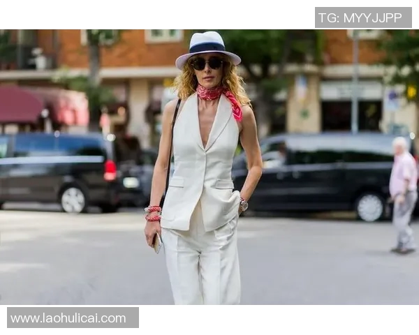 足球明星时尚新风潮背带裤搭配展现个性魅力与运动精神